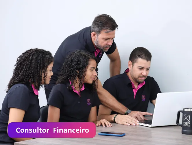Consultores da XRP Contabilidade analisando dados de um cliente no escritório